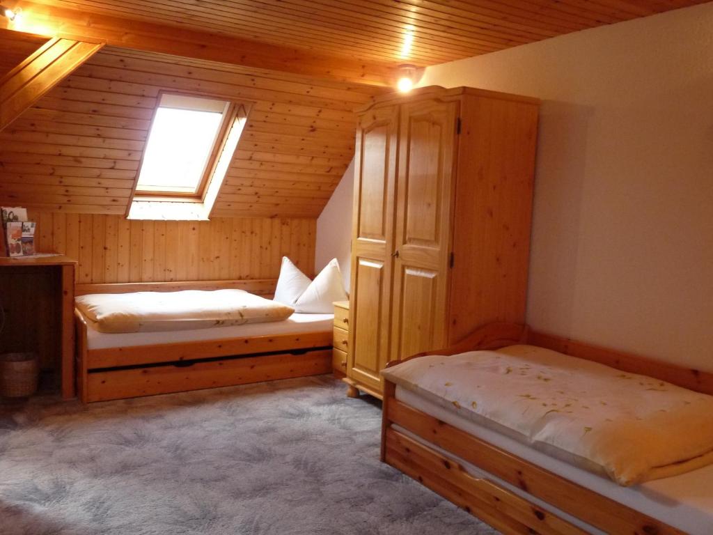 sypialnia z 2 łóżkami w drewnianym domku w obiekcie Pension a la Kleinert w mieście Weimar