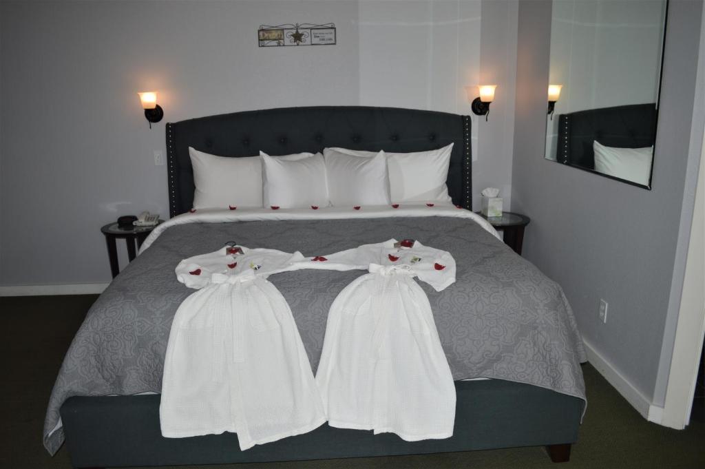 Postel nebo postele na pokoji v ubytování Starfish Manor Oceanfront Hotel