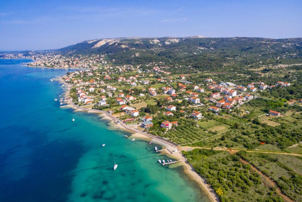 una vista aerea di una città sulla riva dell'acqua di Apartment Tonka a Barbat na Rabu