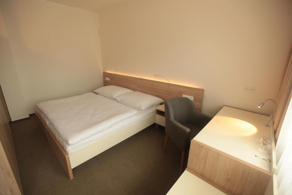 Postel nebo postele na pokoji v ubytování Hotel Devítka