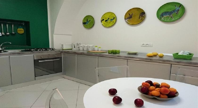 Una cocina con un bol de fruta en una mesa. en Il Miracolo, en Maiori