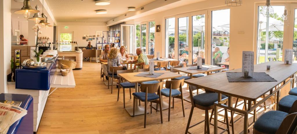Reštaurácia alebo iné gastronomické zariadenie v ubytovaní Hotel Katamaran