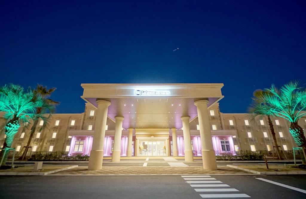 un gran edificio con columnas y luces púrpuras en La'gent Hotel Tokyo Bay en Urayasu