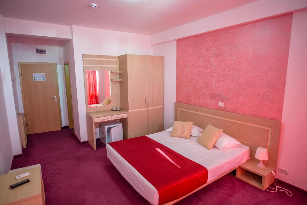 Hotel Vis tesisinde bir odada yatak veya yataklar