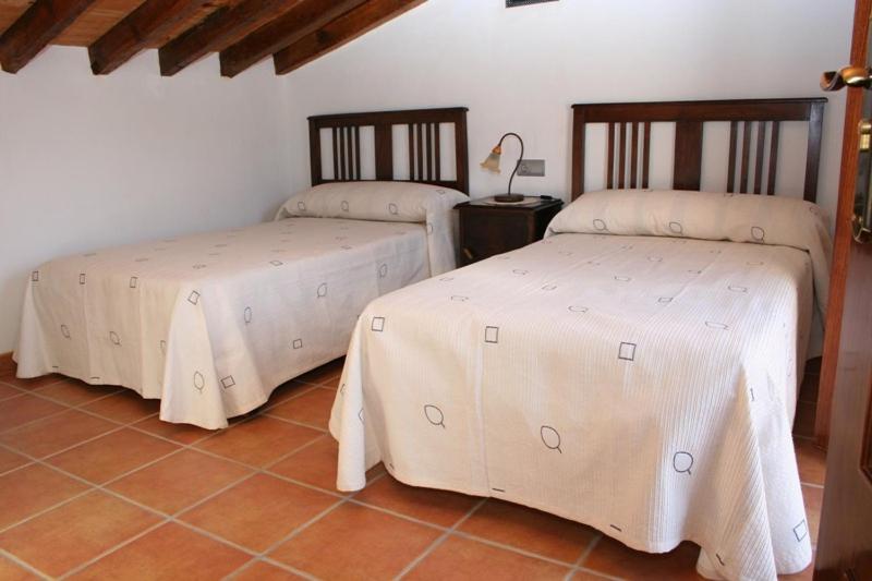 - 2 lits dans une chambre avec des draps blancs dans l'établissement Casa La Vileta - Turistrat, à Albocácer