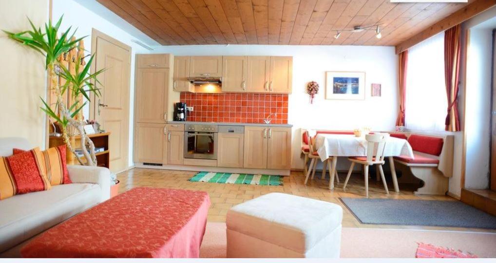 Kuchyň nebo kuchyňský kout v ubytování Gastehaus Wolf
