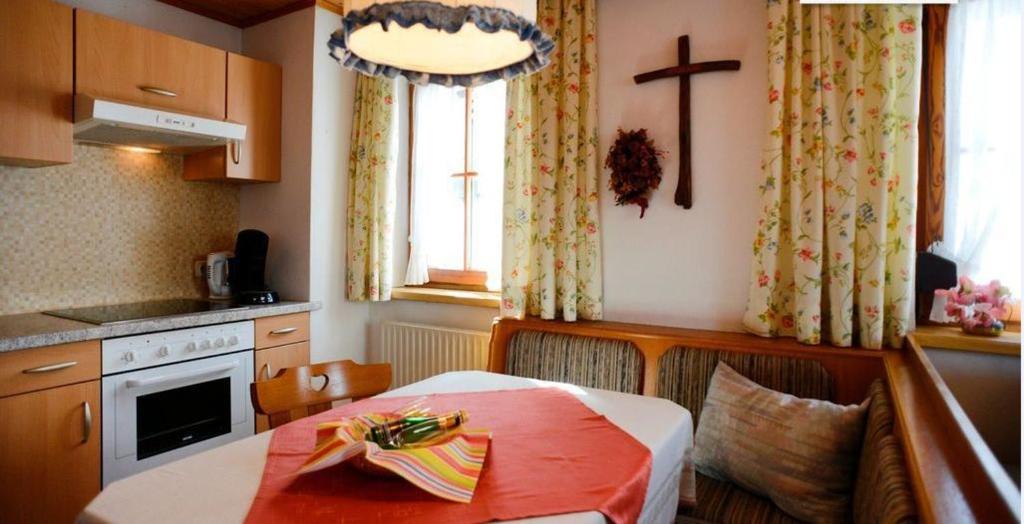 Kuchyň nebo kuchyňský kout v ubytování Gastehaus Wolf
