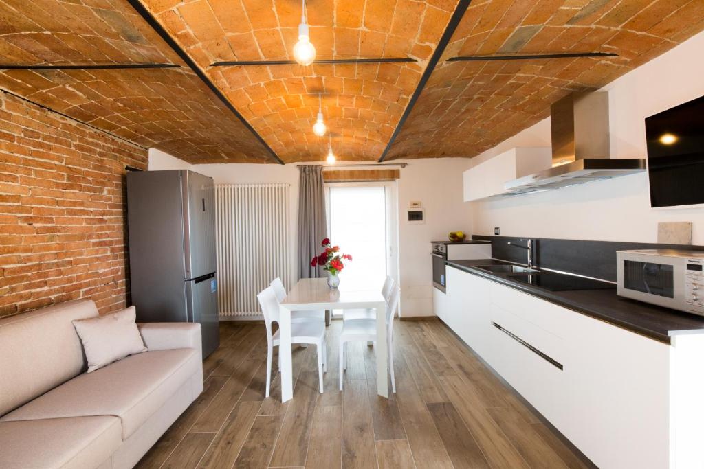 Kuchyň nebo kuchyňský kout v ubytování Villa Barbero Alba Langhe