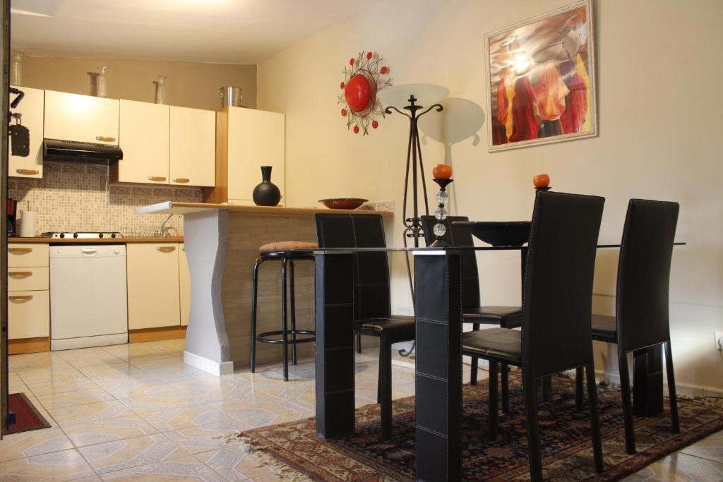 Kuchyň nebo kuchyňský kout v ubytování Gîtes maisons de vacances Domaine la Chamade Carpentras