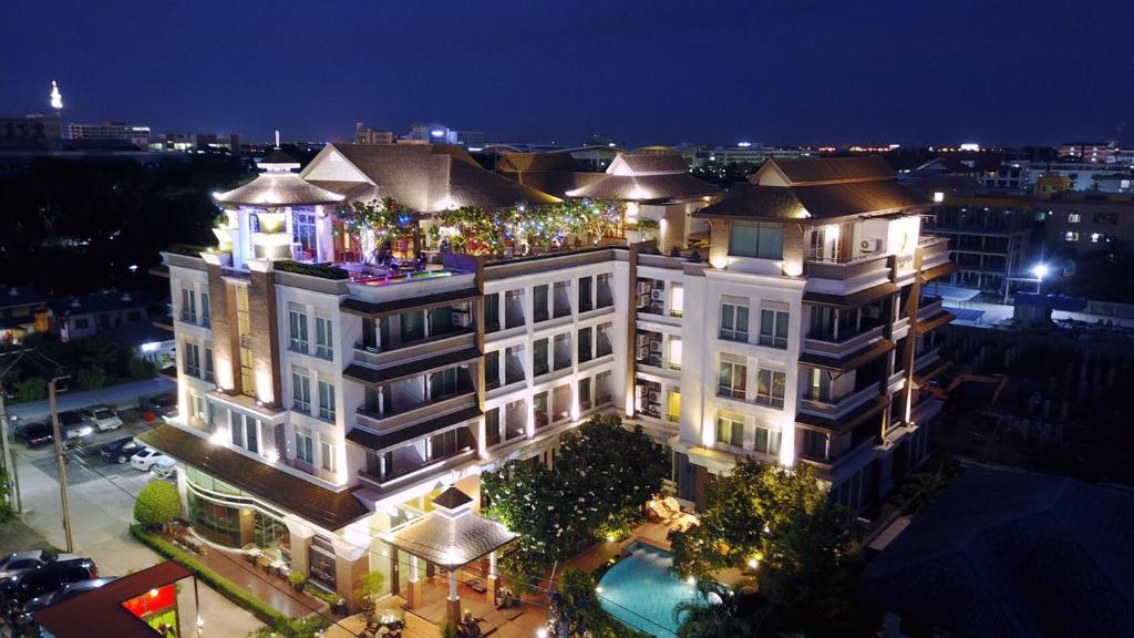 una vista aérea de un edificio por la noche en Suvarnabhumi Suite Hotel, en Lat Krabang
