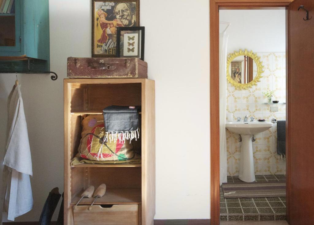 a bathroom with a sink and a shelf in a room at Biss Badaliss - Bed & Breakfast in Valdobbiadene