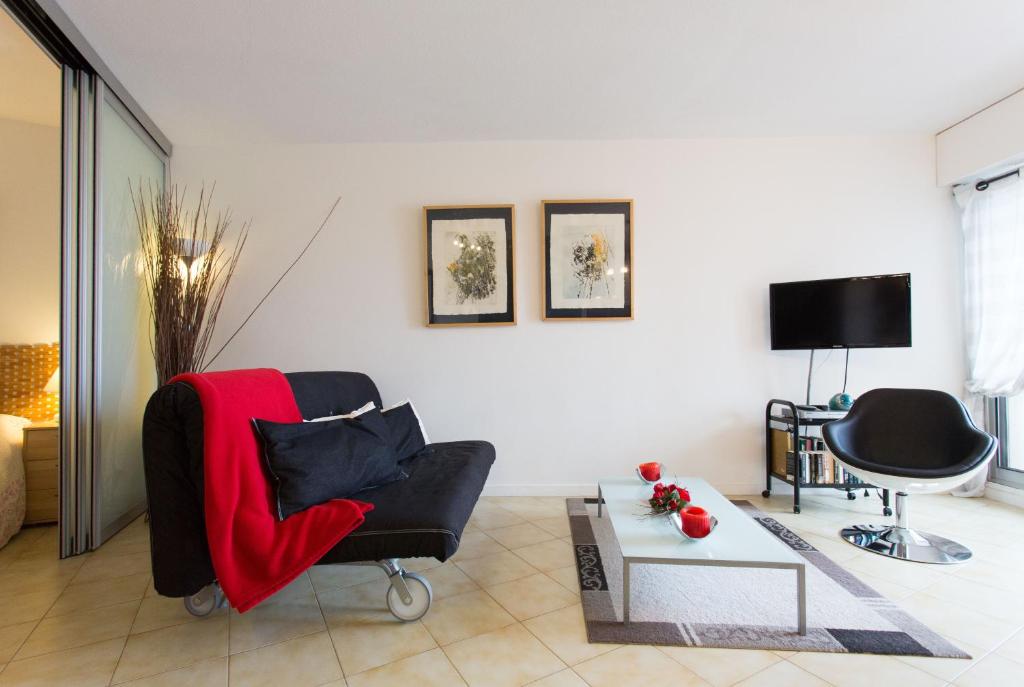 マンドリュー・ラ・ナプールにあるRana's flatのリビングルーム(黒い椅子、テーブル付)