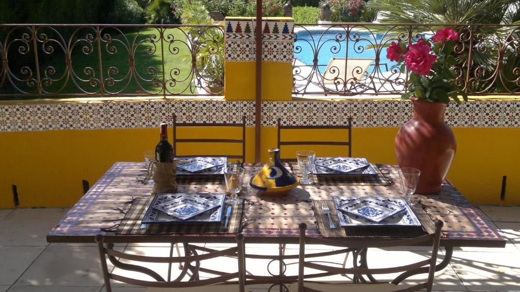 Bazén v ubytování Gîtes maisons de vacances Domaine la Chamade Carpentras nebo v jeho okolí