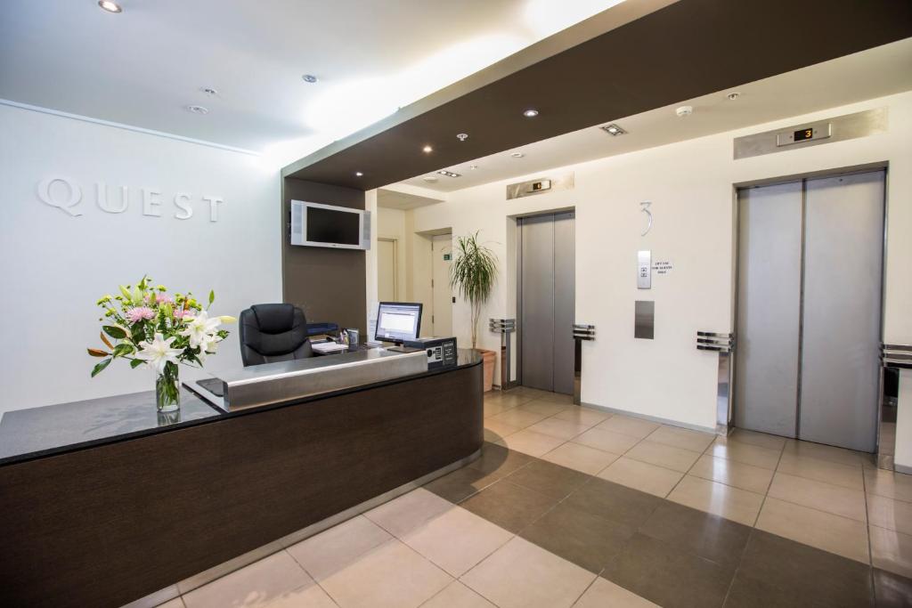 TV a/nebo společenská místnost v ubytování Quest On Lambton Serviced Apartments
