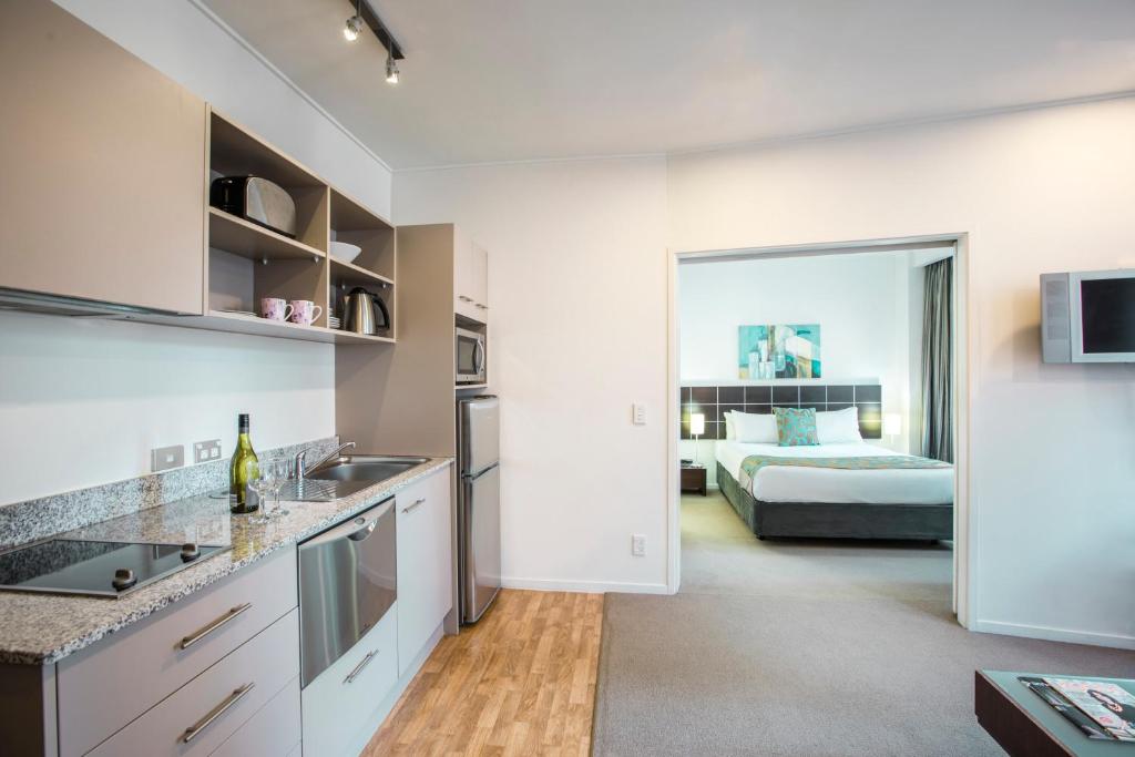 Postel nebo postele na pokoji v ubytování Quest On Lambton Serviced Apartments