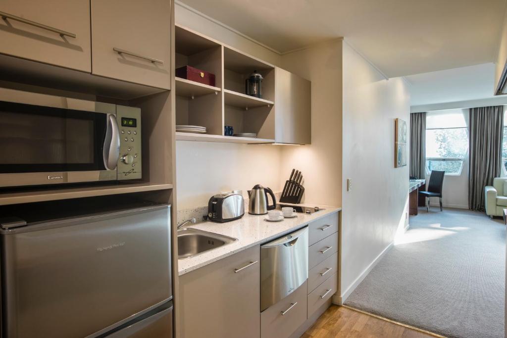 Kuchyň nebo kuchyňský kout v ubytování Quest On Lambton Serviced Apartments