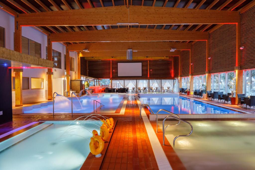 Bazén v ubytování Meresuu Spa & Hotel nebo v jeho okolí