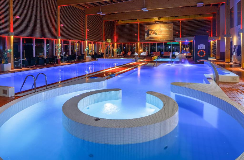 uma grande piscina com uma banheira de hidromassagem num edifício em Meresuu Spa & Hotel em Narva-Jõesuu