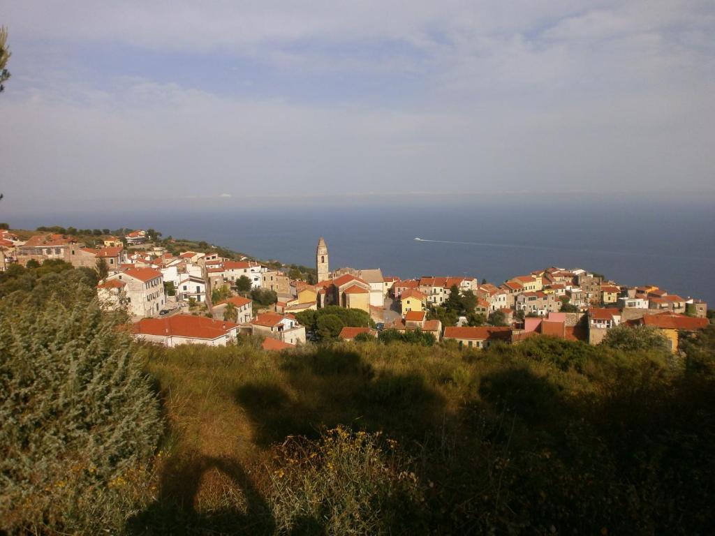 una città su una collina con l'oceano sullo sfondo di Risorgimento Apartment a Cipressa