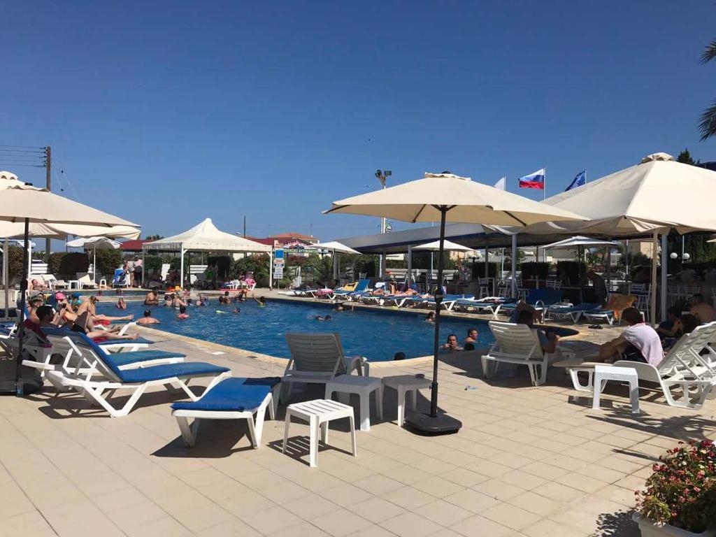 Bazén v ubytování Mariandy Hotel nebo v jeho okolí