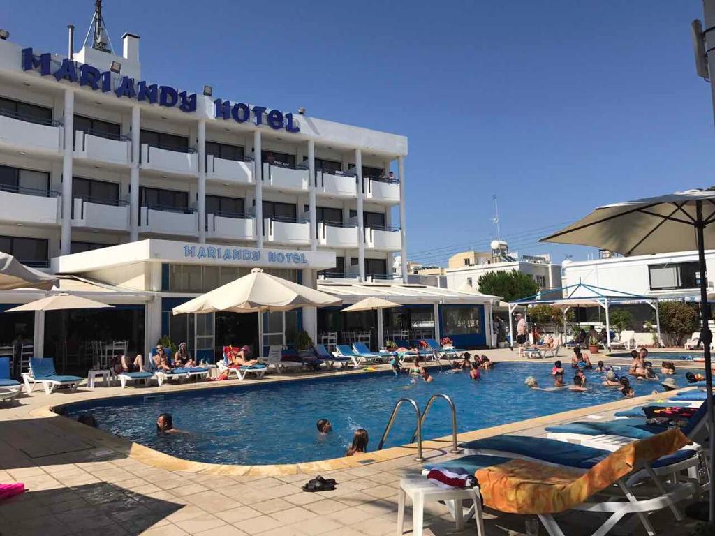 Bazén v ubytování Mariandy Hotel nebo v jeho okolí