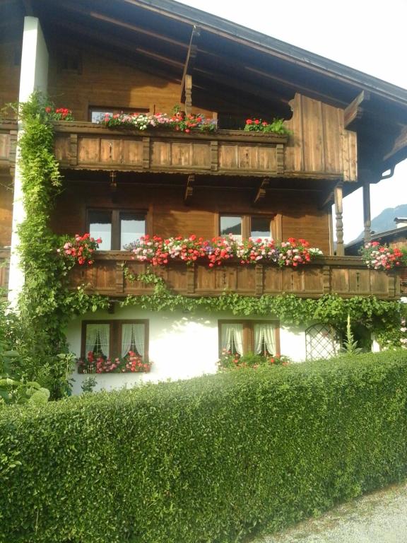 ein Haus mit Blumenkästen auf dem Balkon in der Unterkunft Ferienwohnung Johanna in Reith im Alpbachtal