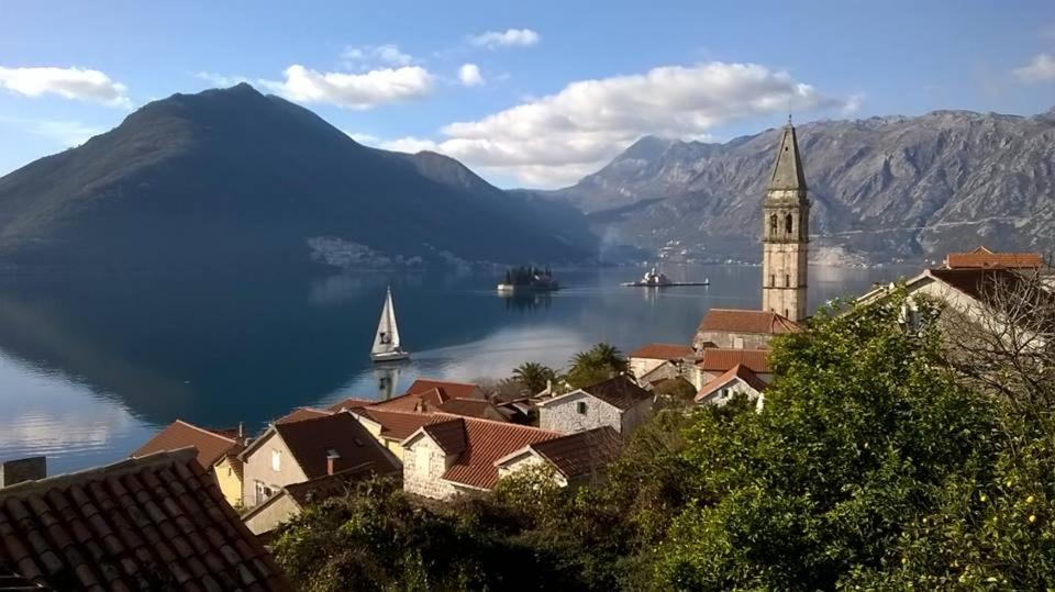 uma vista para uma cidade e um lago com uma torre do relógio em Apartment Mediterraneo Seagull em Perast