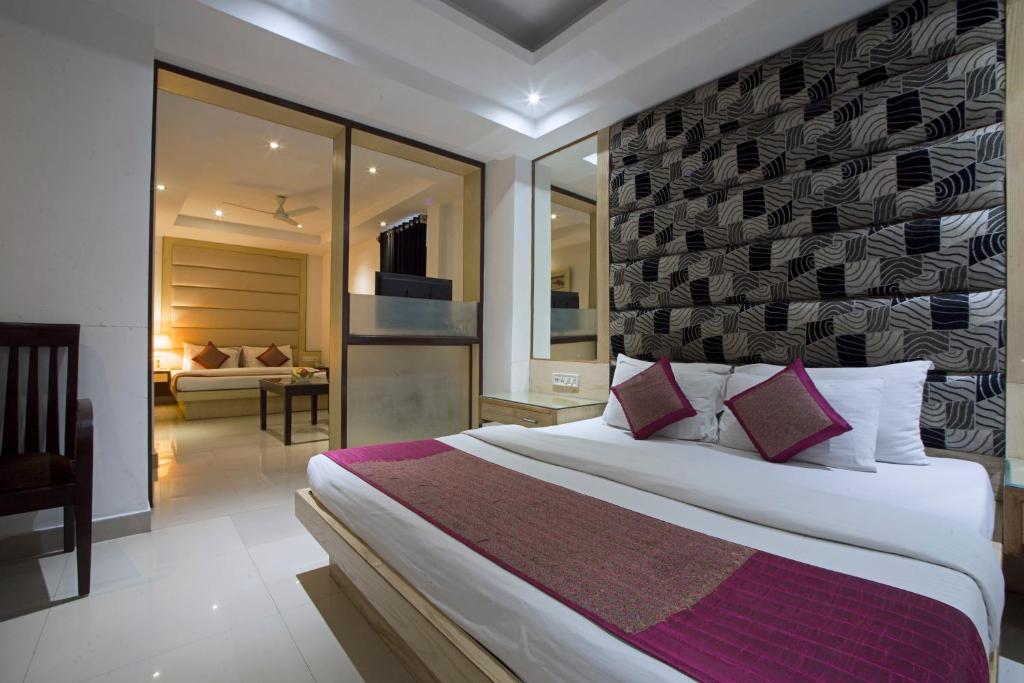 Postel nebo postele na pokoji v ubytování Hotel Krishna Deluxe-By RCG Hotels