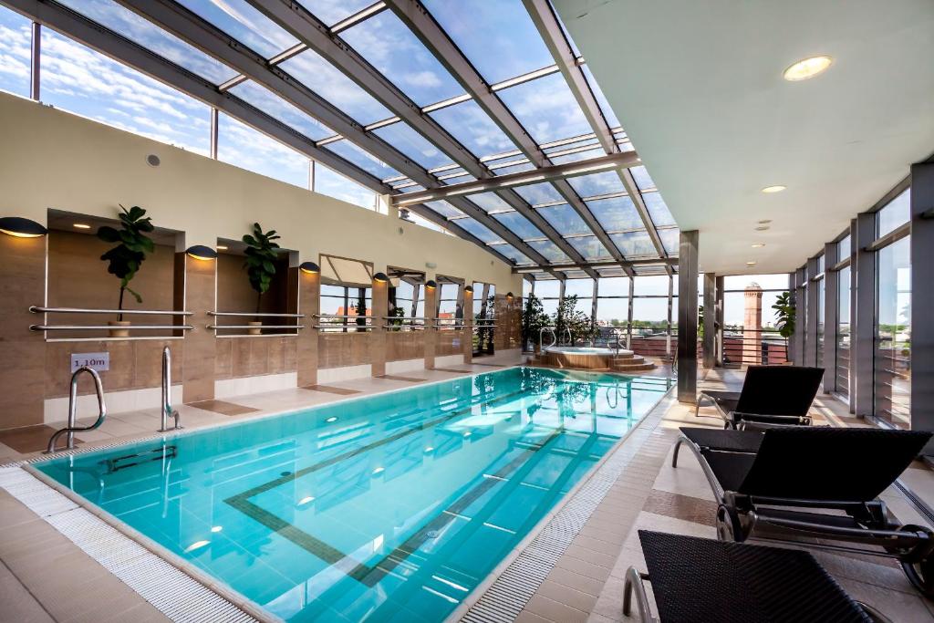 Basen w obiekcie Qubus Hotel Kraków lub w pobliżu