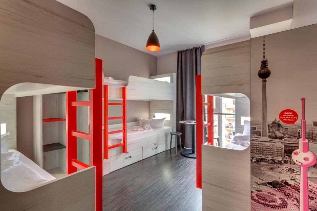 MEININGER Hotel Berlin Alexanderplatz - 6床位女性宿舍间的床位