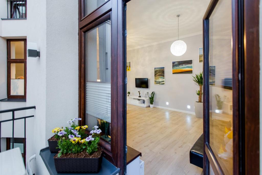 Televízia a/alebo spoločenská miestnosť v ubytovaní Kings Landing Apartament