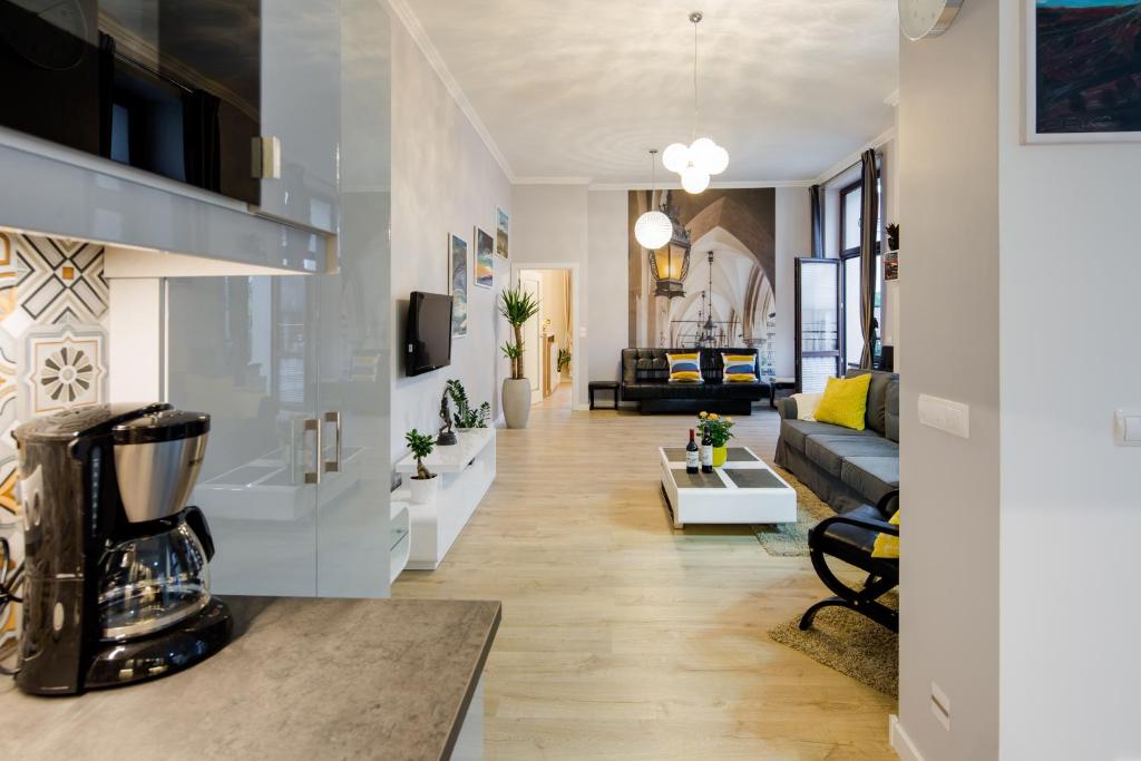 Televízia a/alebo spoločenská miestnosť v ubytovaní Kings Landing Apartament