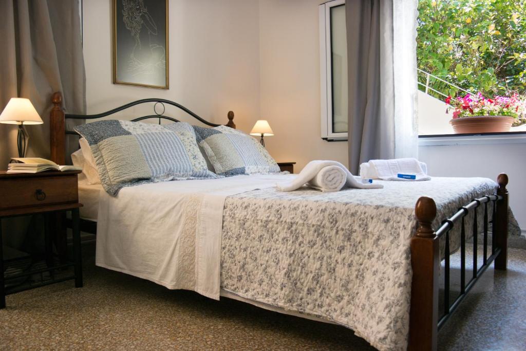 Alexandra Apartment Near Chania Center tesisinde bir odada yatak veya yataklar