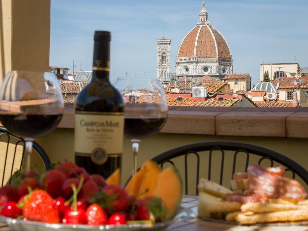 フィレンツェにあるThe Viewのワイン1本とフルーツプレートを用意したテーブル