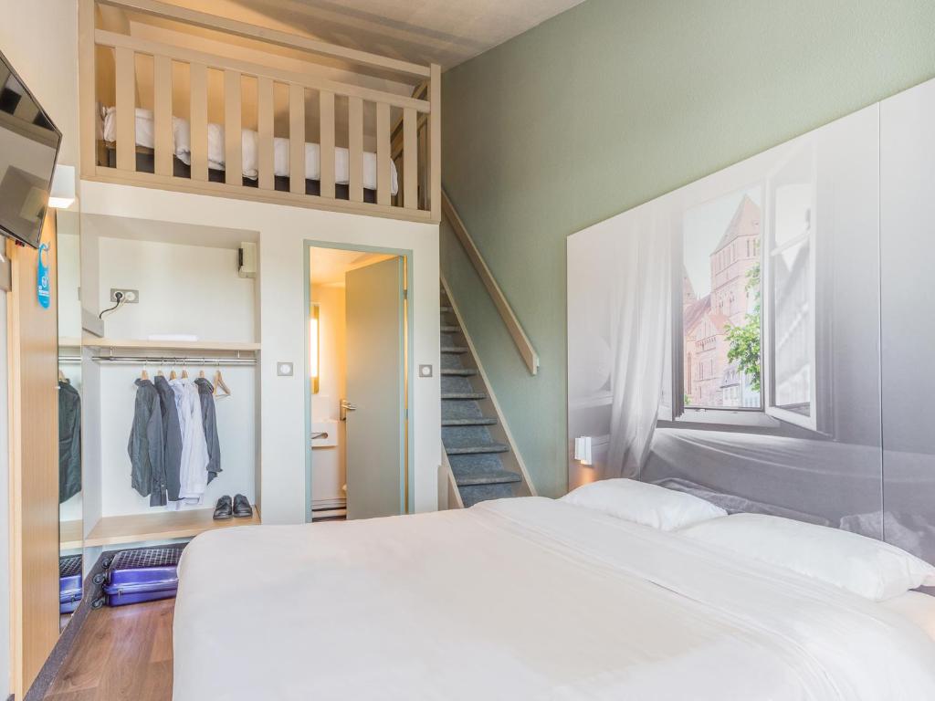 Postel nebo postele na pokoji v ubytování B&B HOTEL Strasbourg Sud Geispolsheim