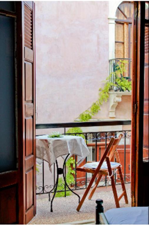 balkon ze stołem i krzesłami w obiekcie Smaragdi w Chanii