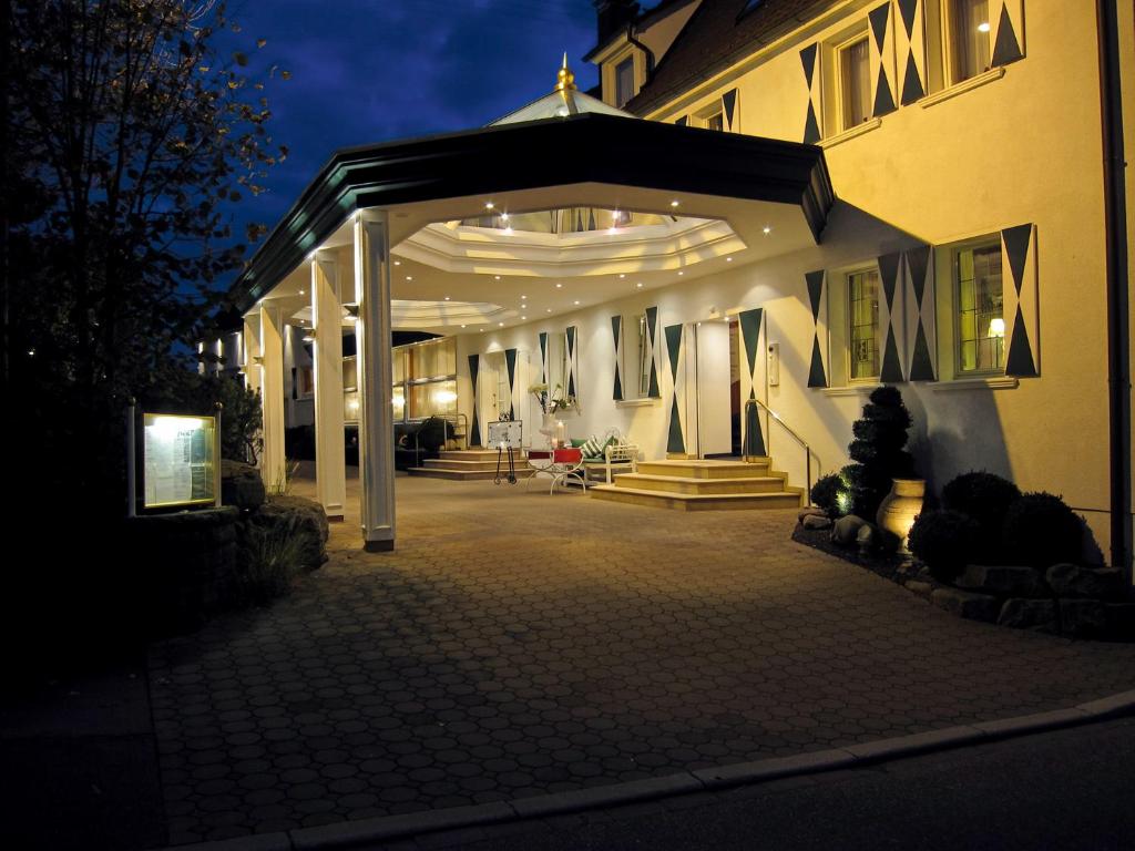 eine nächtliche Aussicht auf ein Haus mit einem Pavillon in der Unterkunft Hotel-Restaurant Arneggers Adler in Tiefenbronn