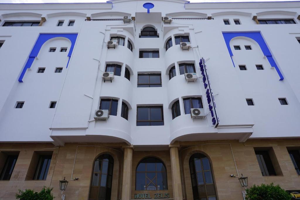 une vue extérieure d'un bâtiment dans l'établissement Hotel Zelis, à Assilah