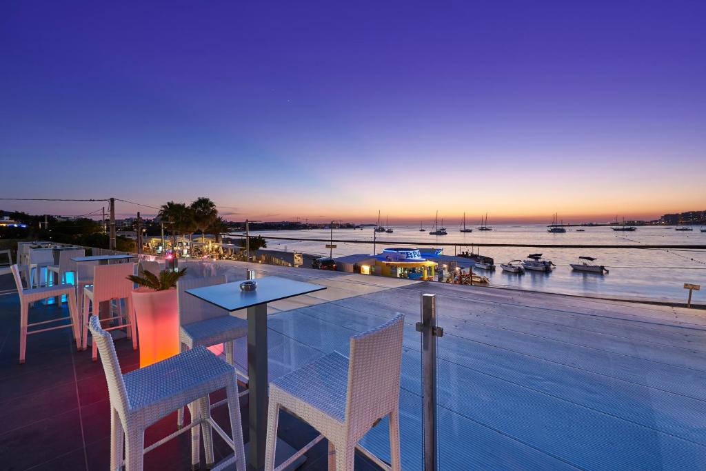Hotel Apartamentos Marina Playa - Adults Only, San Antonio ...