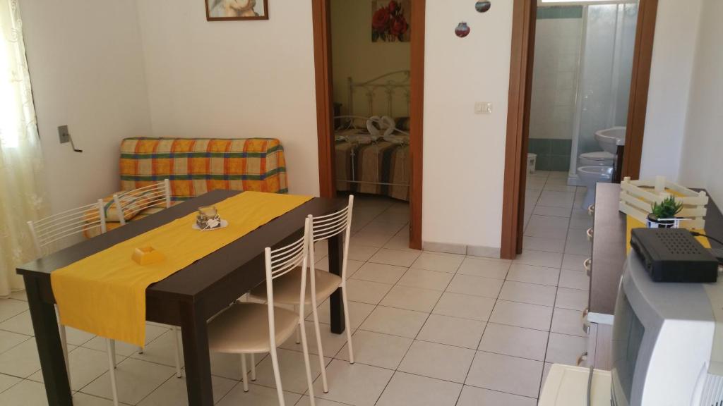 ein Esszimmer mit einem Tisch und Stühlen in der Unterkunft Casa Vacanze Il Sole in Casamassella