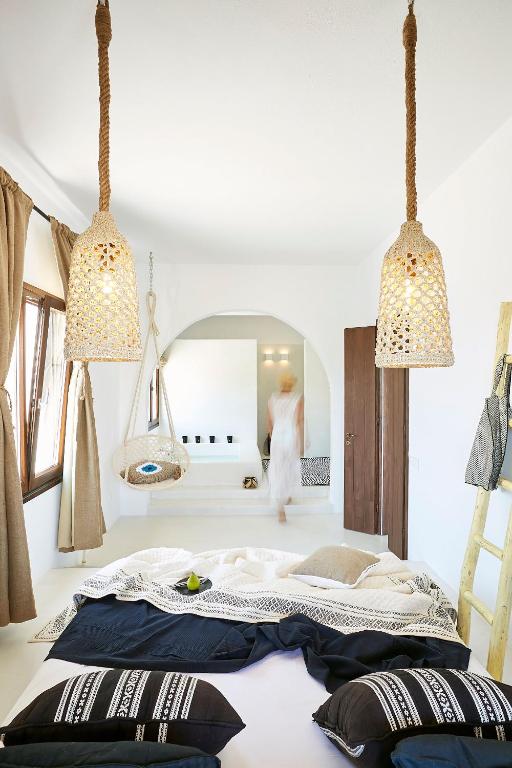 A bed or beds in a room at Le Blanc Suite