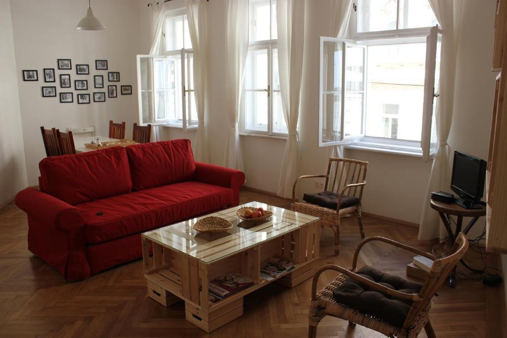 ウィーンにある95m²-Apartment Tunnelのリビングルーム(赤いソファ、コーヒーテーブル付)