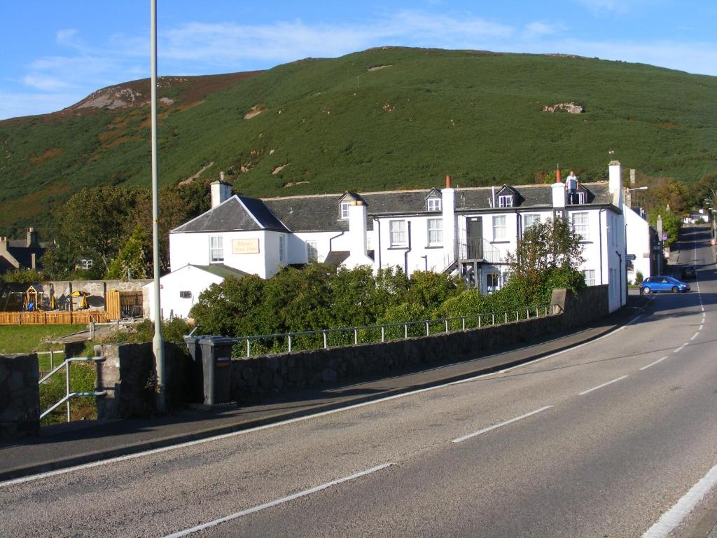 ein weißes Haus am Straßenrand in der Unterkunft Belgrave Arms Hotel in Helmsdale