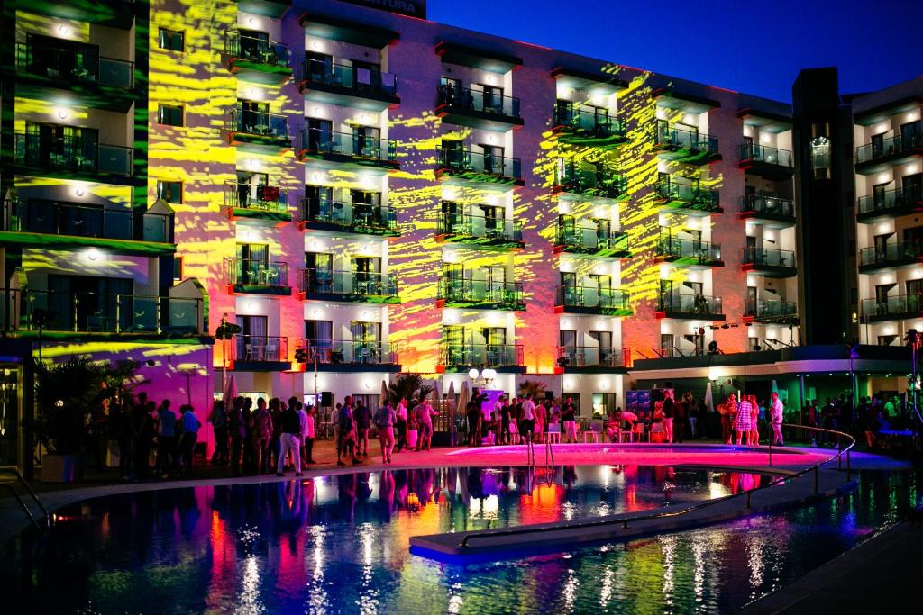 un groupe de personnes debout devant un bâtiment dans l'établissement Hotel Ritual Torremolinos- Adults Only, à Torremolinos