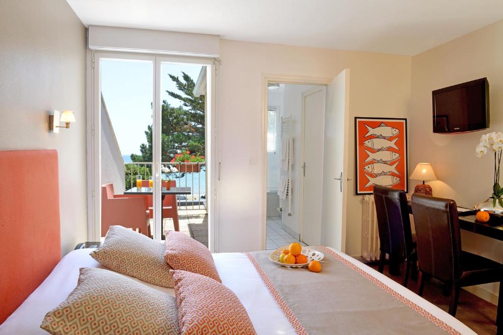Postel nebo postele na pokoji v ubytování Logis Hôtel de la Pointe du Cap Coz
