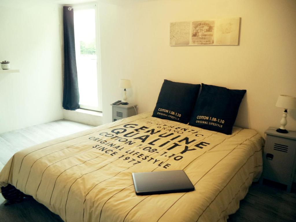 ein Schlafzimmer mit einem Bett und einem Laptop darauf in der Unterkunft La Gauviniere in Liez