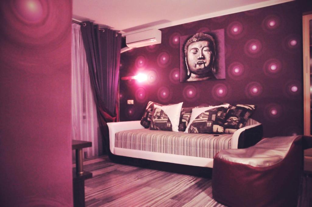- une chambre avec un lit et un portrait sur le mur dans l'établissement Hotel Om Shanti, à Odessa