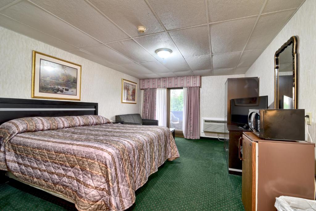 Roosevelt Inn & Suites Saratoga Springs - Habitación King Con Vistas A La Cancha