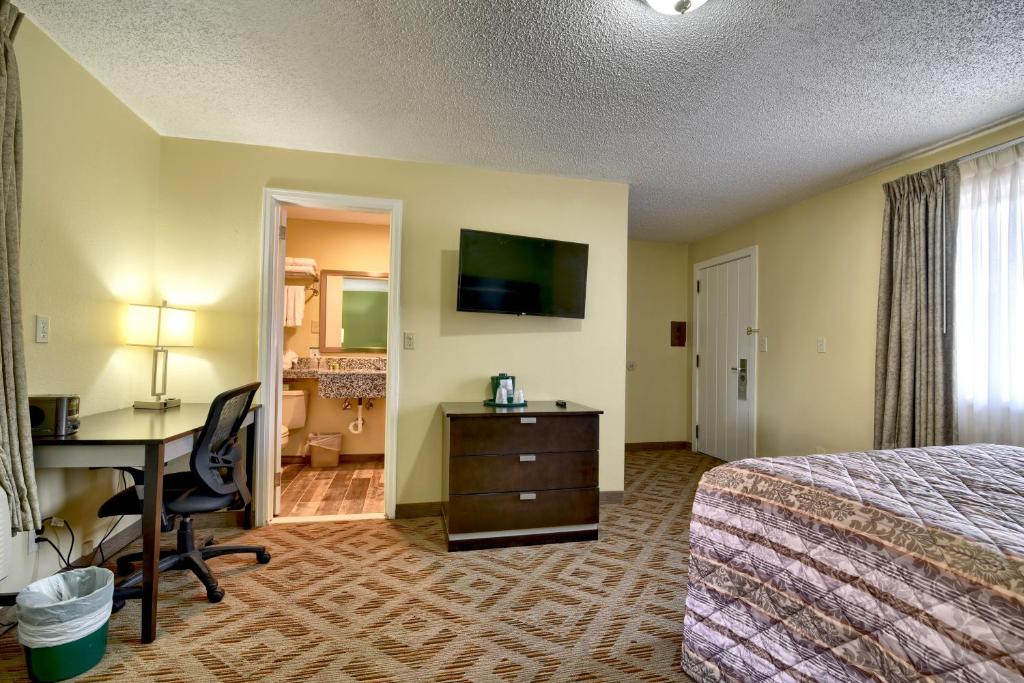 Roosevelt Inn & Suites Saratoga Springs - Habitación Con Cama Grande Y Vistas Al Césped