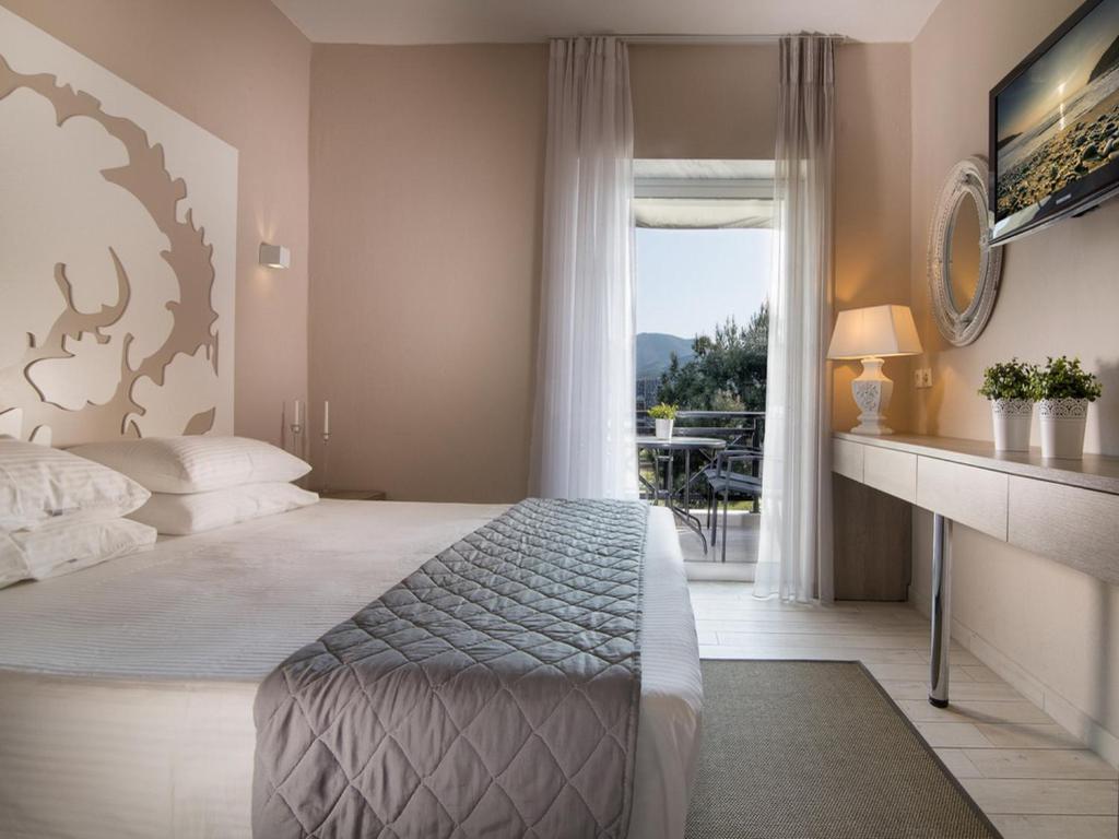 a bedroom with a bed and a window with a view at Frau Irenes Haus in Sarti